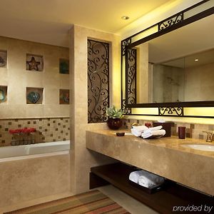 Deluxe One-Bedroom Suite